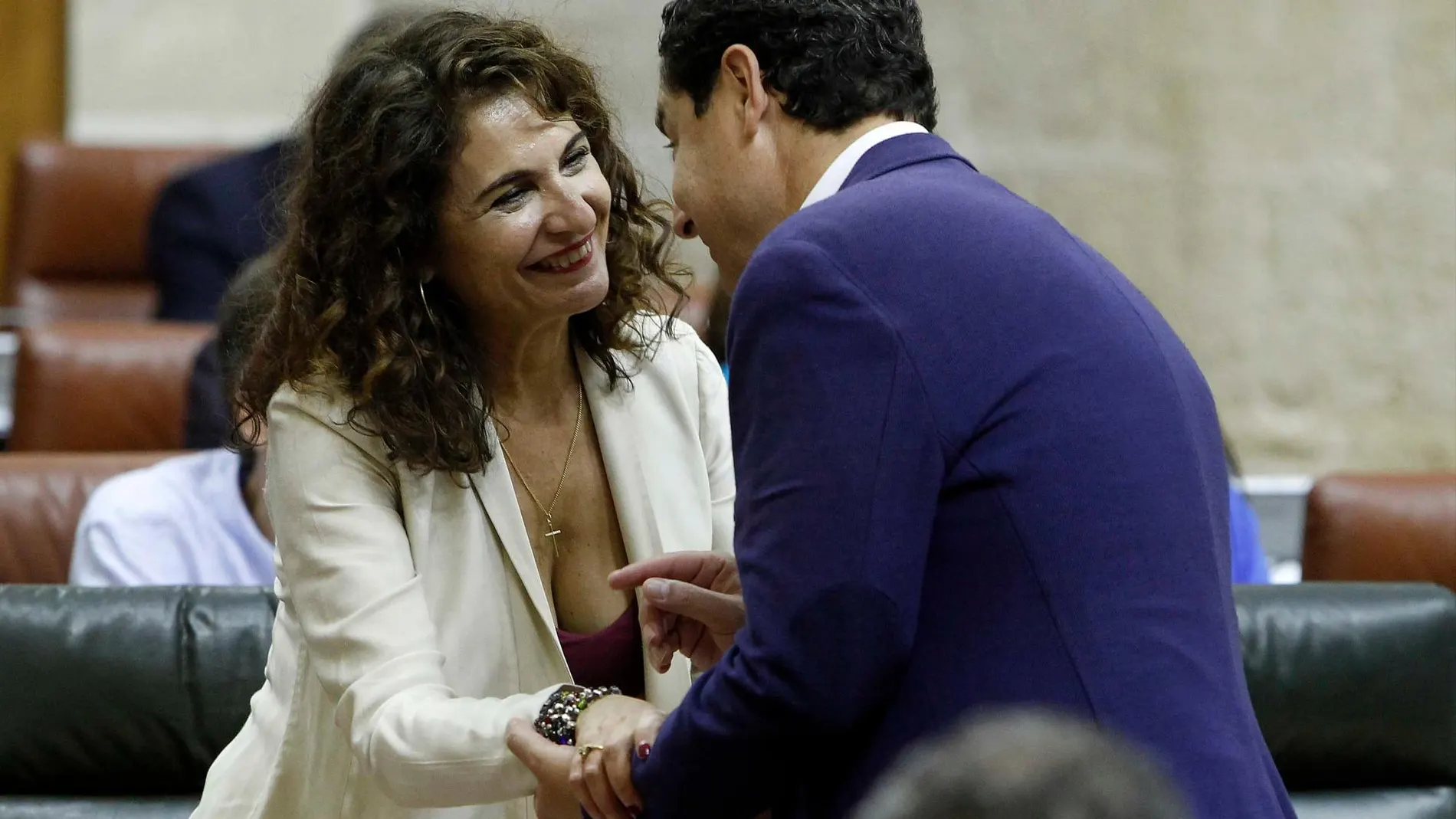La ministra de Hacienda en funciones, María Jesús Montero, saluda al presidente de la Junta, Juanma Moreno / Foto: Manuel Olmedo