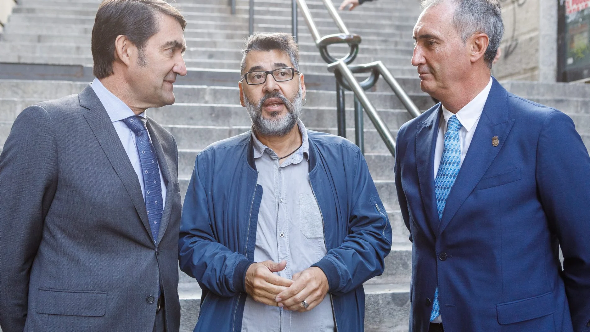 El consejero Juan Carlos Suárez-Quiñones junto a Gonzalo Díez y José Mazarías en la inauguración de las jornadas