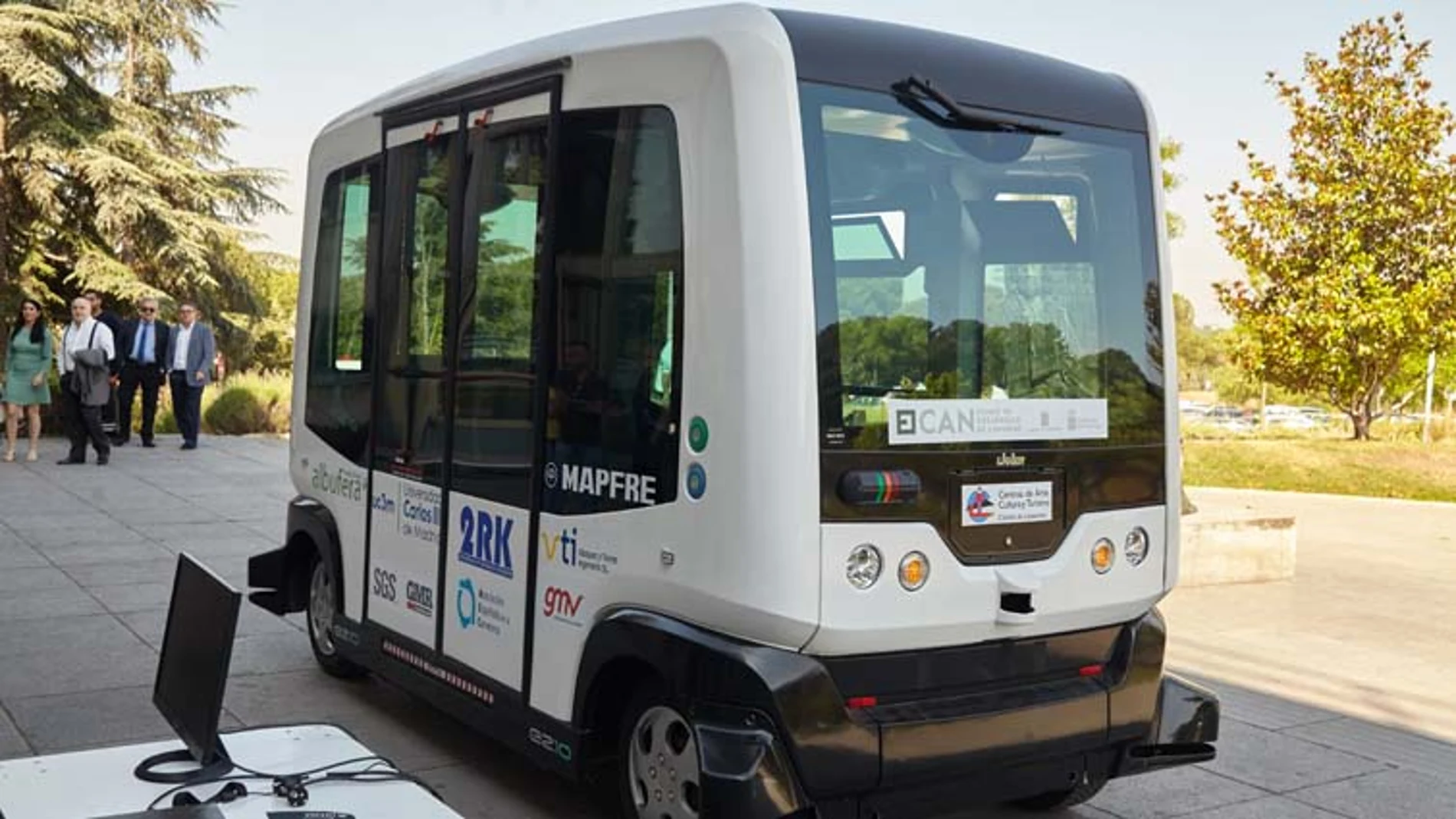 El autobús sin conductor tiene cuatro sistemas de seguridad y se para si falla uno de ellos.