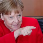 La canciller alemana, Angela Merkel, asiste a su reunión semanal con su gabinete/ AP