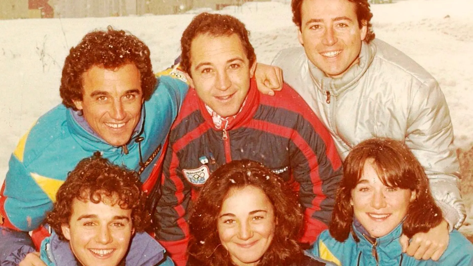 Los cinco hermanos Fernández Ochoa, con Matías Prats. De izquierda a derecha: Juanma, Paco, Matías, Luis, Dolores y Blanca