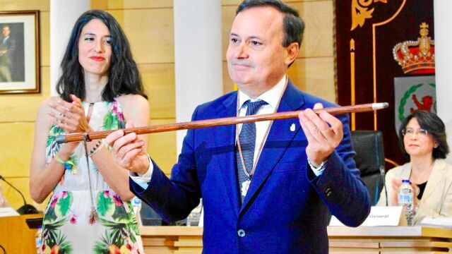 Viveros ha sido regidor del municipio de 2007 a 2011 y de 2015 hasta la actualidad