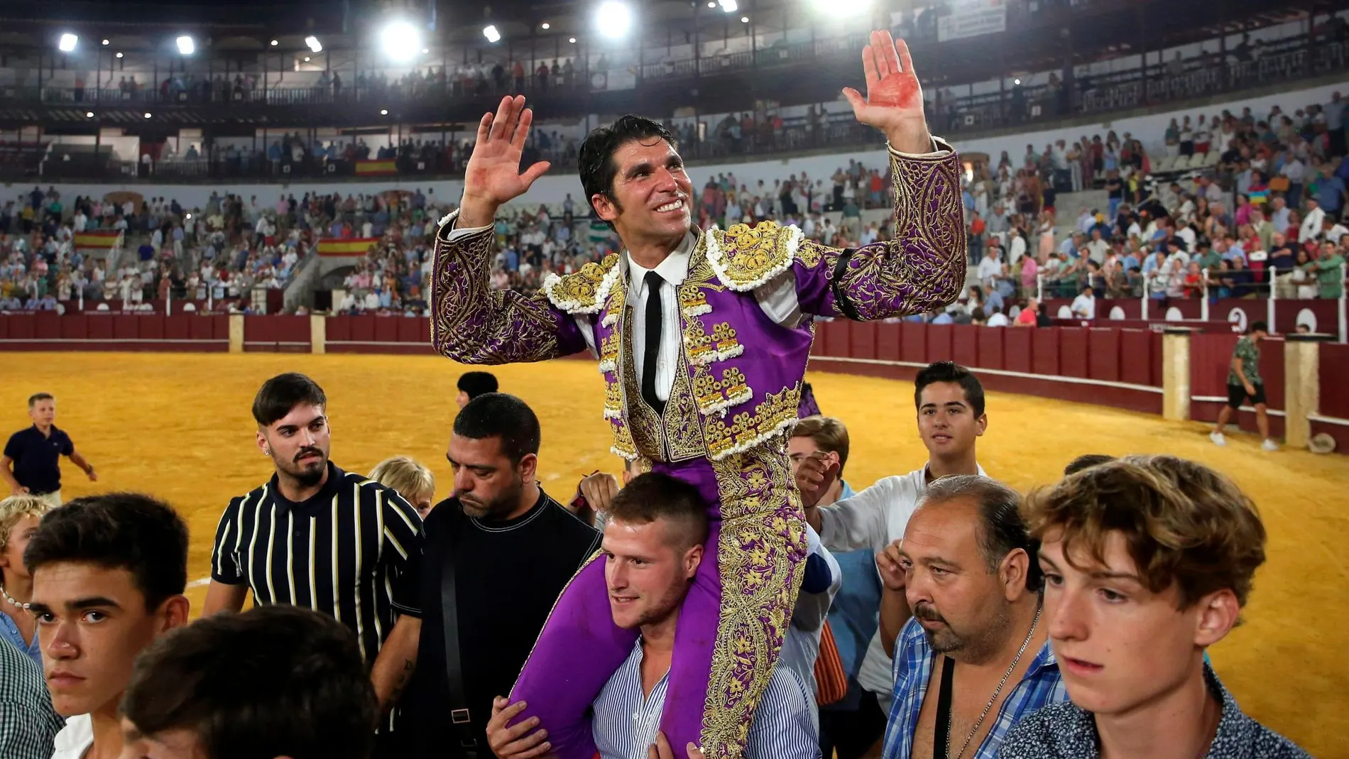 El torero Cayetano Rivera sale a hombros por la puerta grande en la Plaza de Toros de La Malagueta / Efe