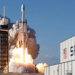 El cohete Falcon Heavy de SpaceX, en el momento de su despegue / Reuters