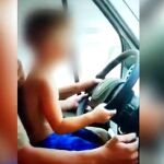 Uno de los niños maneja el volante sentado sobre las piernas del hombre / Viídeo: Ep