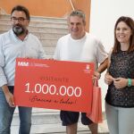 La concejala de Cultura, Noelia Losada, junto con el director y fundador del MIMMA, Miguel Ángel Piédrola, y el visitante un millón, David Ramos / La Razón