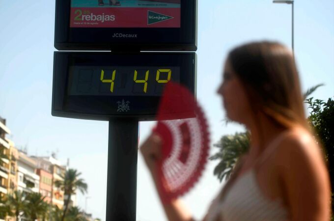 Ante la primera ola de calor del verano, aquí van algunas propuestas de juegos con agua para niños baratos, que incluyen bolas para globos, toboganes de agua o aspersores para jugar / Efe