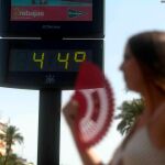 Ante la primera ola de calor del verano, aquí van algunas propuestas de juegos con agua para niños baratos, que incluyen bolas para globos, toboganes de agua o aspersores para jugar / Efe
