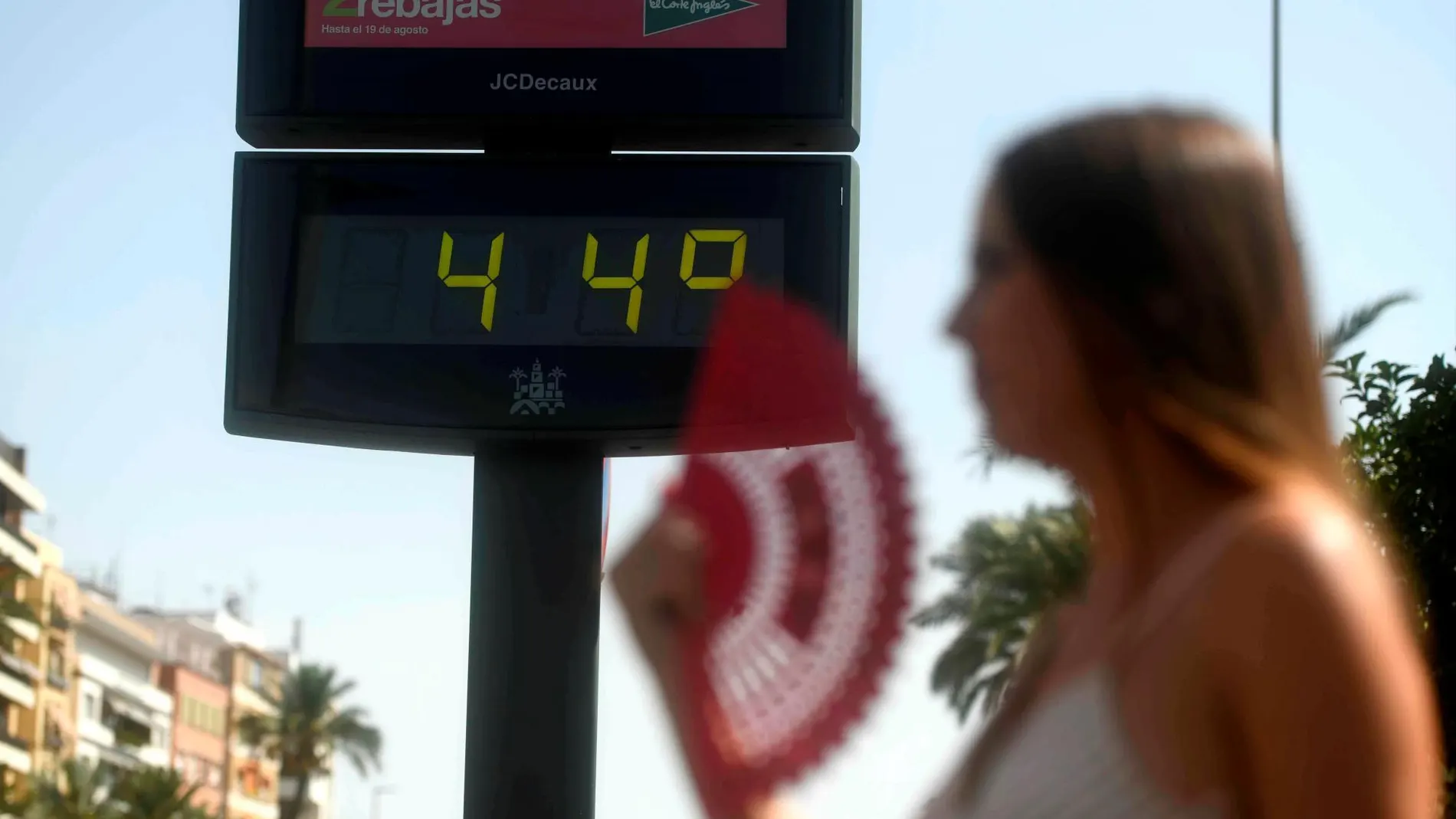 Ante la primera ola de calor del verano, aquí van algunas propuestas de juegos con agua para niños baratos, que incluyen bolas para globos, toboganes de agua o aspersores para jugar / Efe
