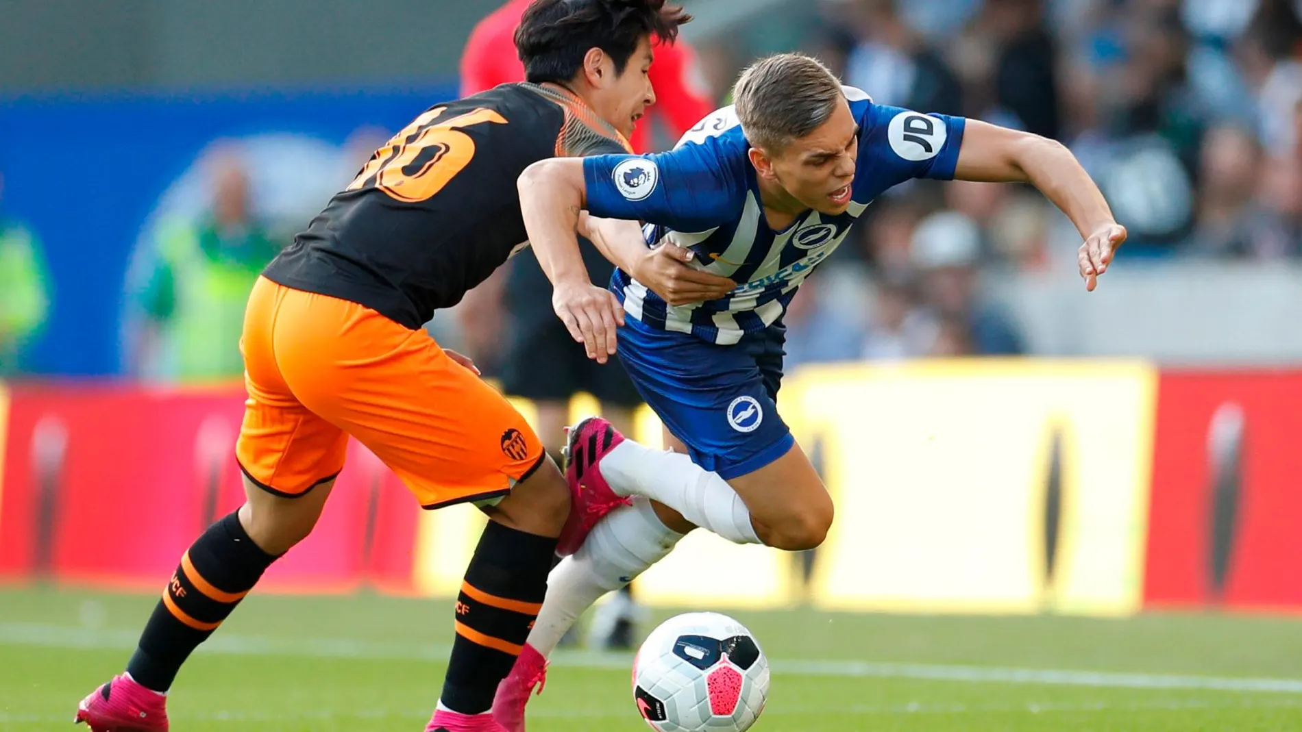 El Valencia se mostró como un equipo más consistente, que hilvanaba mejor su fútbol, frente a un Brighton correoso