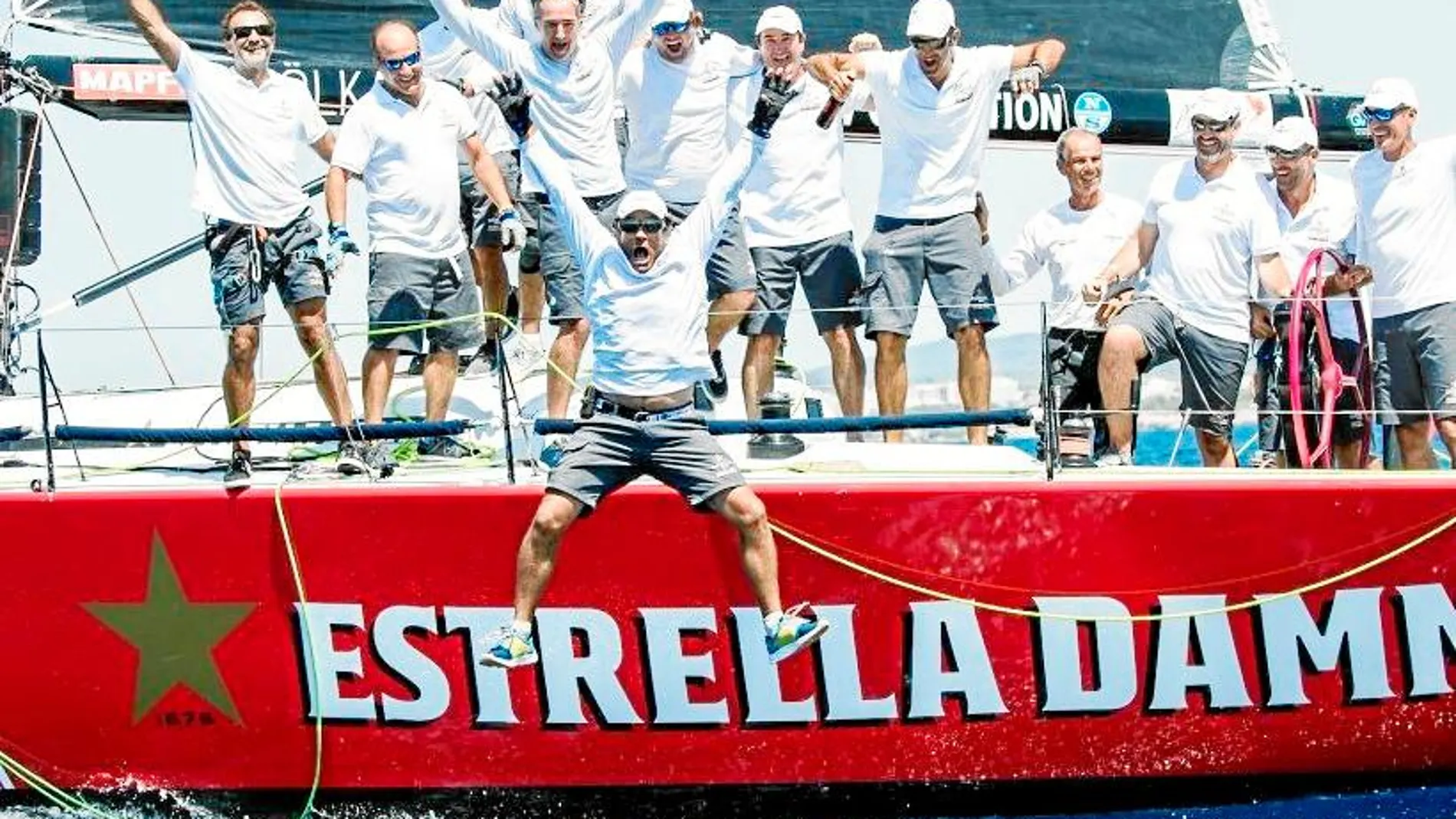 El «Estrella Damm» celebró en la bahía de Palma una nueva victoria en la Copa del Rey Mapfre