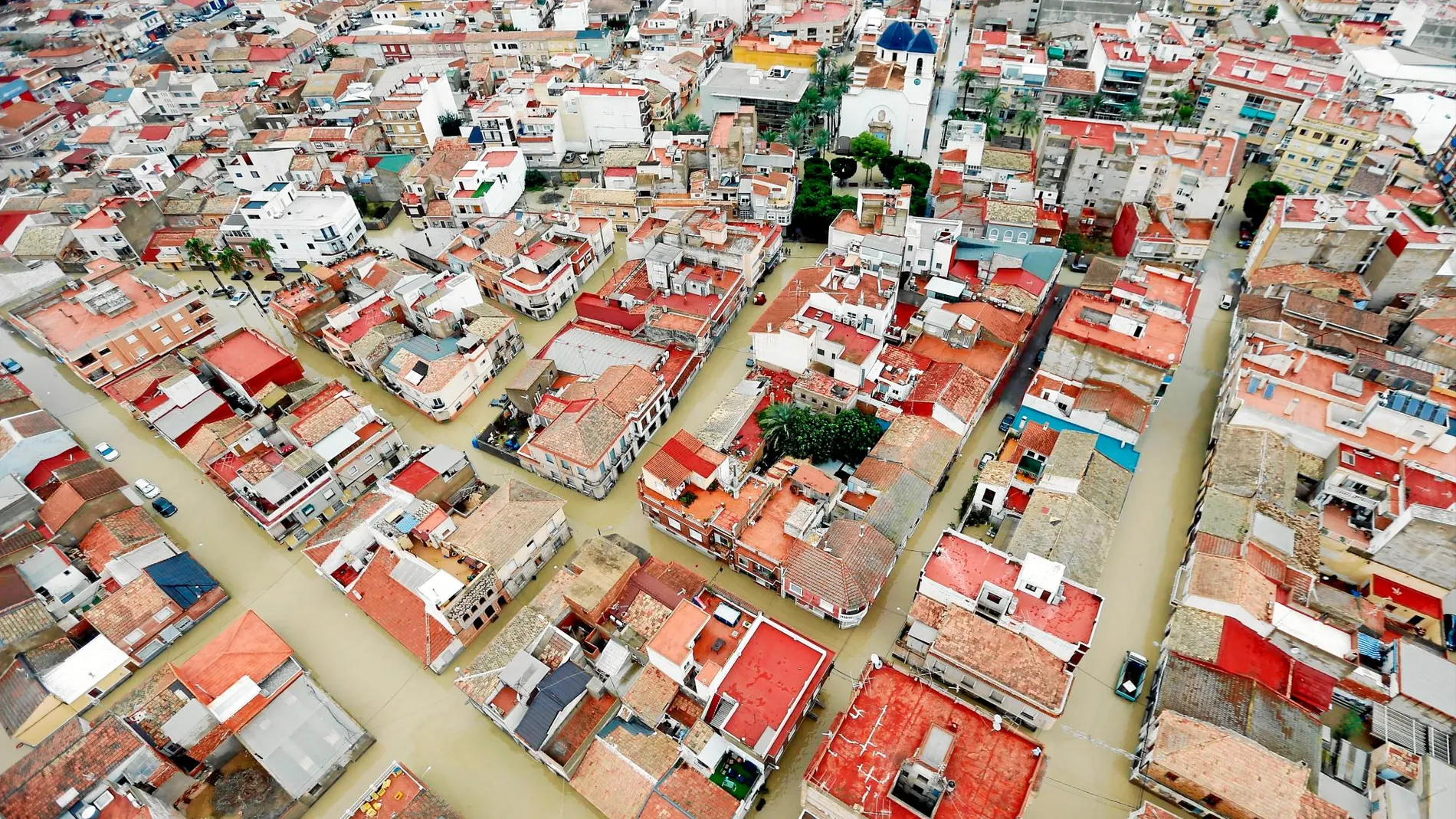 Imagen aérea de la ciudad de Dolores (Alicante) inundada a causa del desbordamiento del río Segura en octubre de 2019