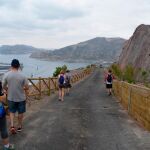 Unas cien personas participaron ayer en la apertura del sendero y disfrutaron de las vistas a la Bahía de Cartagena. LA RAZÓN