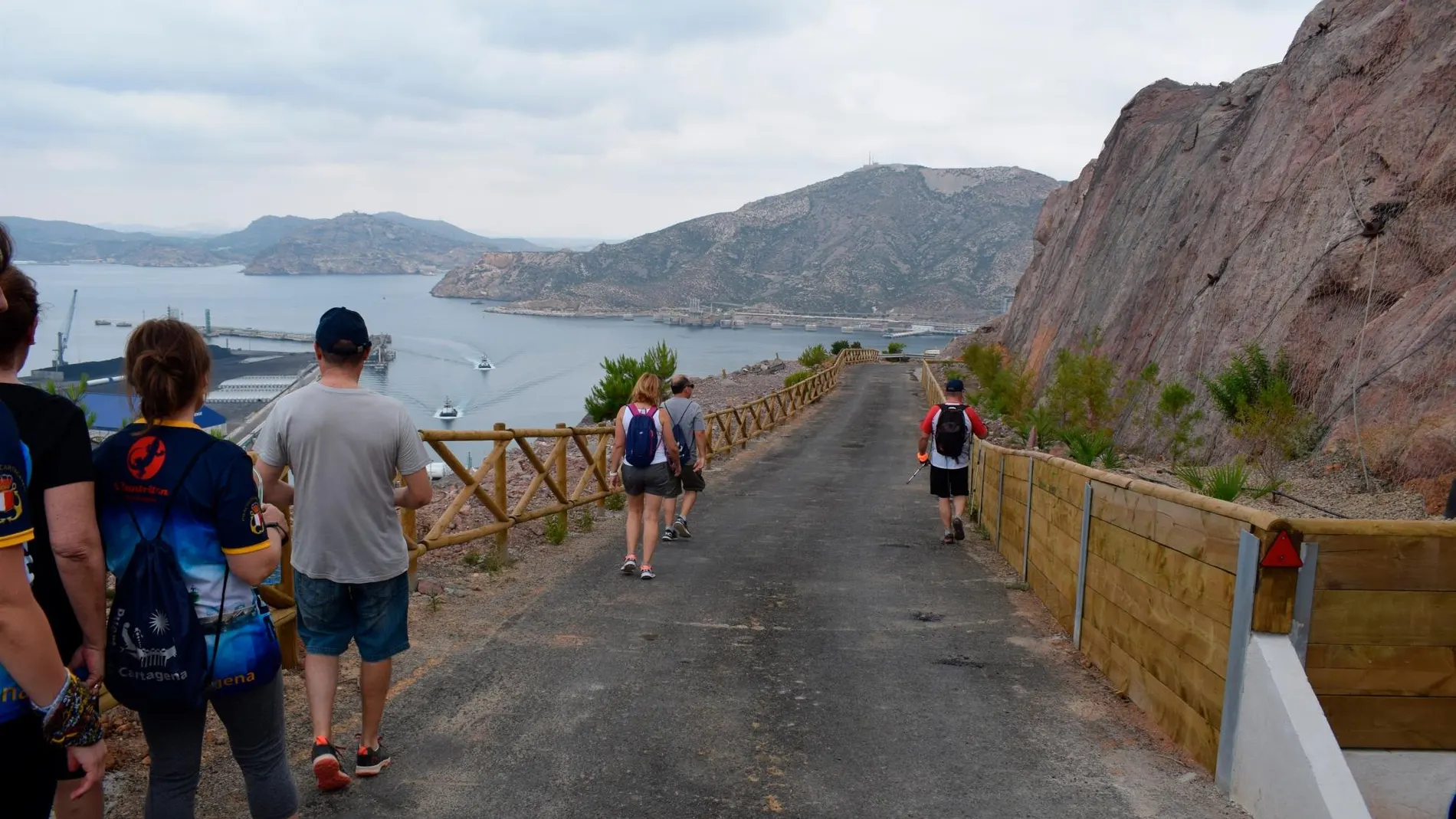 Unas cien personas participaron ayer en la apertura del sendero y disfrutaron de las vistas a la Bahía de Cartagena. LA RAZÓN