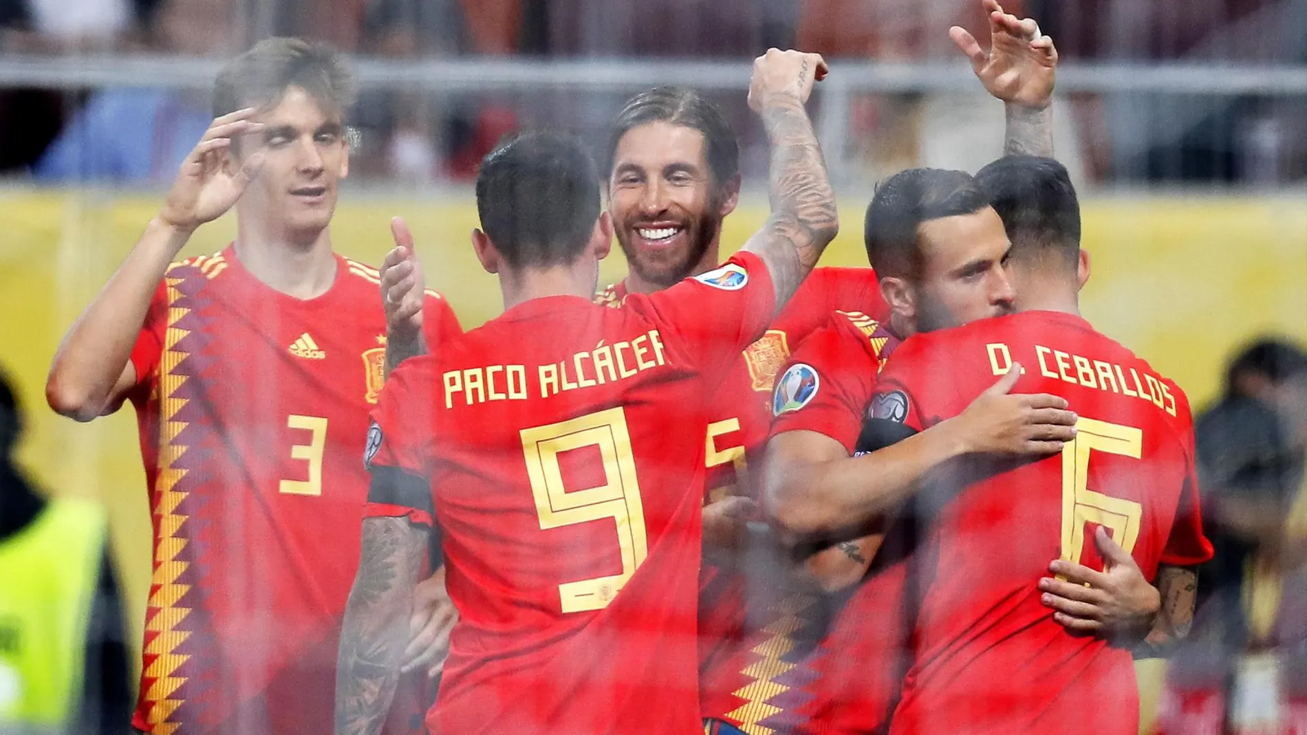 Los jugadores españoles celebran uno de los goles que marcaron a Rumanía