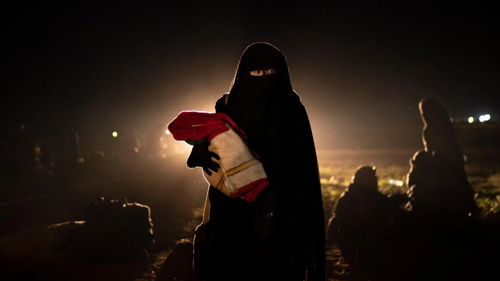 Una mujer y su bebé evacuados de territorio tomado por el Estado Islámico/Ap