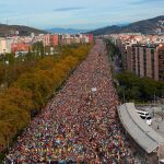 Miles de personas que participan en las "Marchas por la libertad"entran en Barcelona por la Avenida Meridiana. EFE/Alejandro García