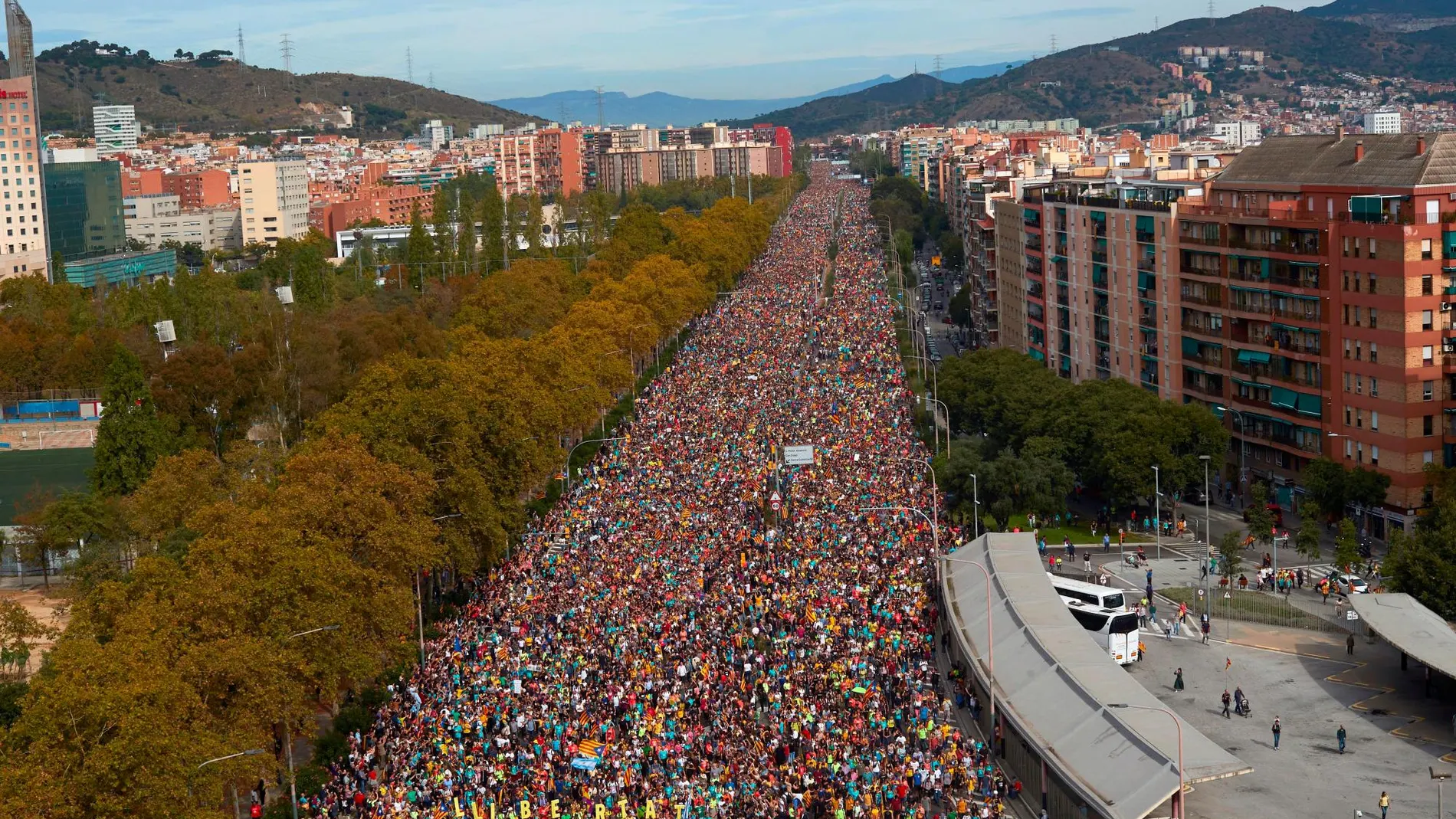 Miles de personas que participan en las "Marchas por la libertad"entran en Barcelona por la Avenida Meridiana. EFE/Alejandro García