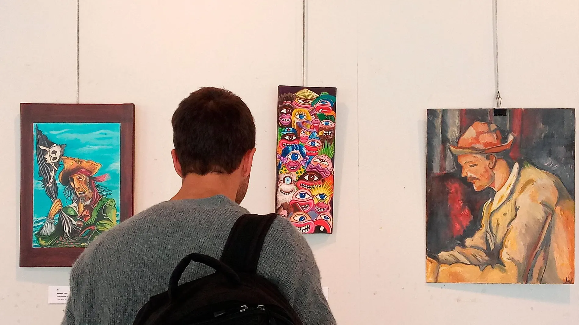 Un hombre vista la exposición de arte del etarra Jon Bienzobas/Foto: Efe