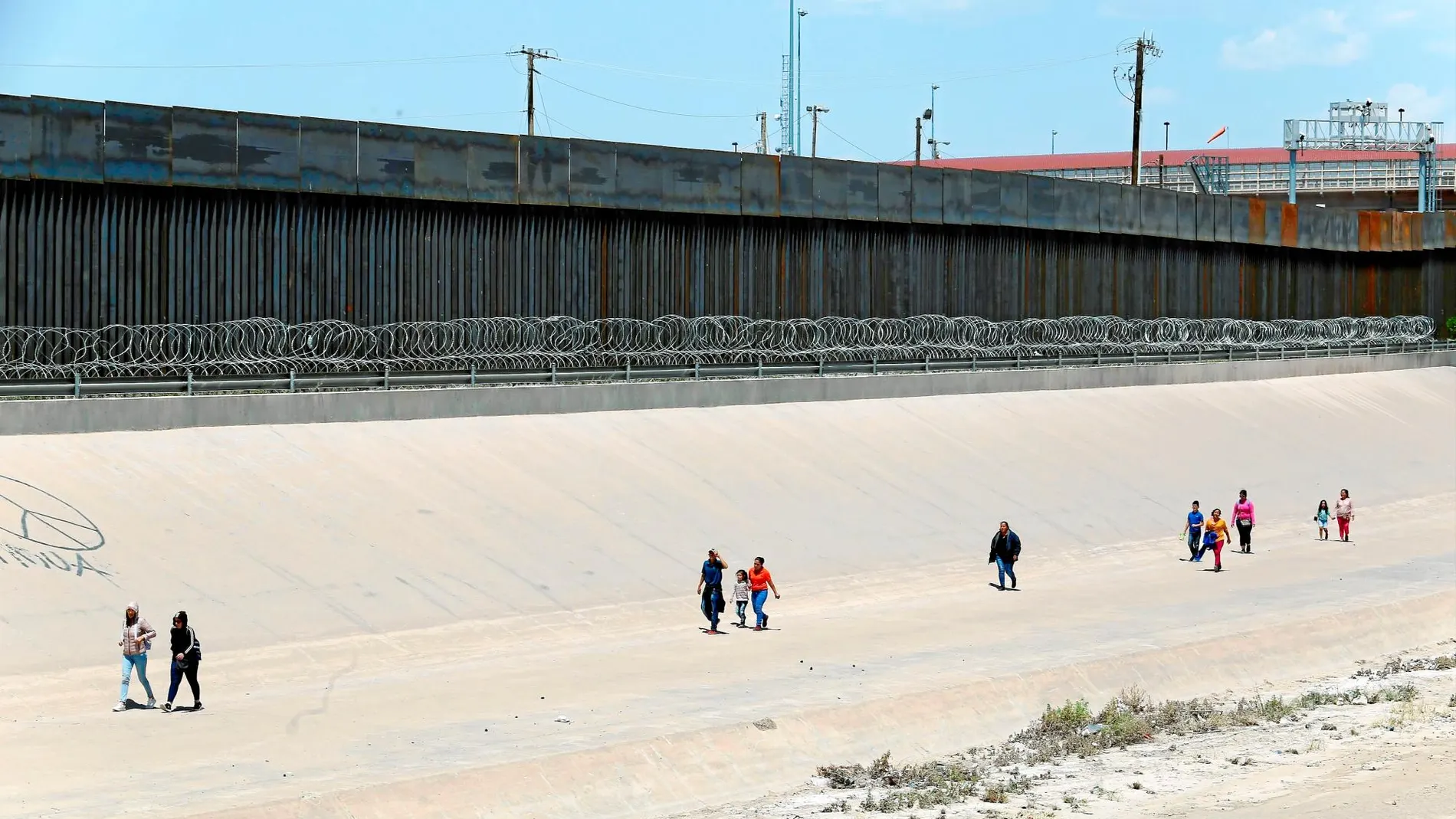 Caminar por El Paso. Un grupo de migrantes caminan ya en suelo estadounidense tras cruzar ilegalmente la frontera desde Ciudad Juárez