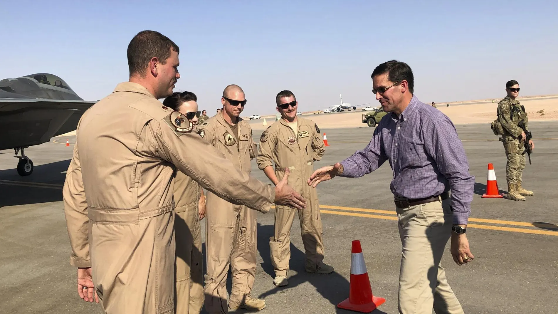 El jefe del Pentágono, Mark Esper, saluda a los soldados americanos a su llegada a Arabia Saudí