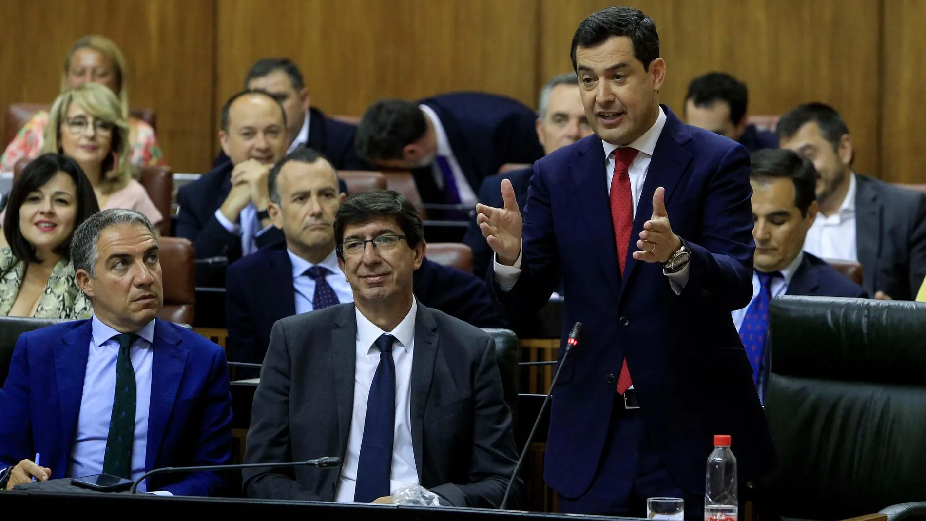 El presidente de la Junta, Juanma Moreno, ayer en la sesión plenaria del Parlamento andaluz / Foto: Manuel Olmedo