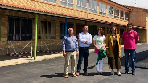 La presidenta de la Diputación de Palencia, Ángeles Armisén, junto a la alcaldesa de Villaramiel, Nuria Simón, y el diputado vicepresidente de la institución provincial, Luis Calderón, visita las obras del colegio