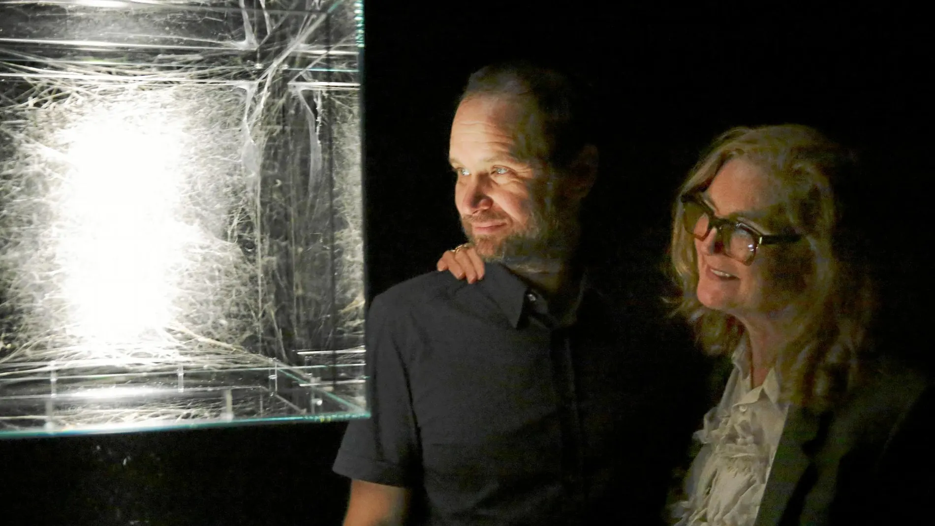 Tomás Saraceno y Francesca Thyssen-Bornemisza posan junto a una de las obras del artista expuestas en el Thyssen