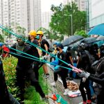 Manifestantes hongkoneses protestan frente a la comisaría de Tseung Kwan O en contra del proyecto de ley de extradición / Reuters