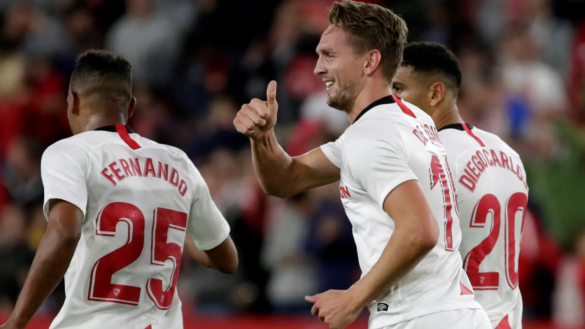 El delantero holandés del Sevilla, Luuk de Jong (c), celebra el primer gol del equipo andaluz durante el encuentro correspondiente a la novena jornada de primera división frente al Levante / Foto: Efe