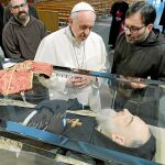 El Papa Francisco visitó el féretro del Padre Pío