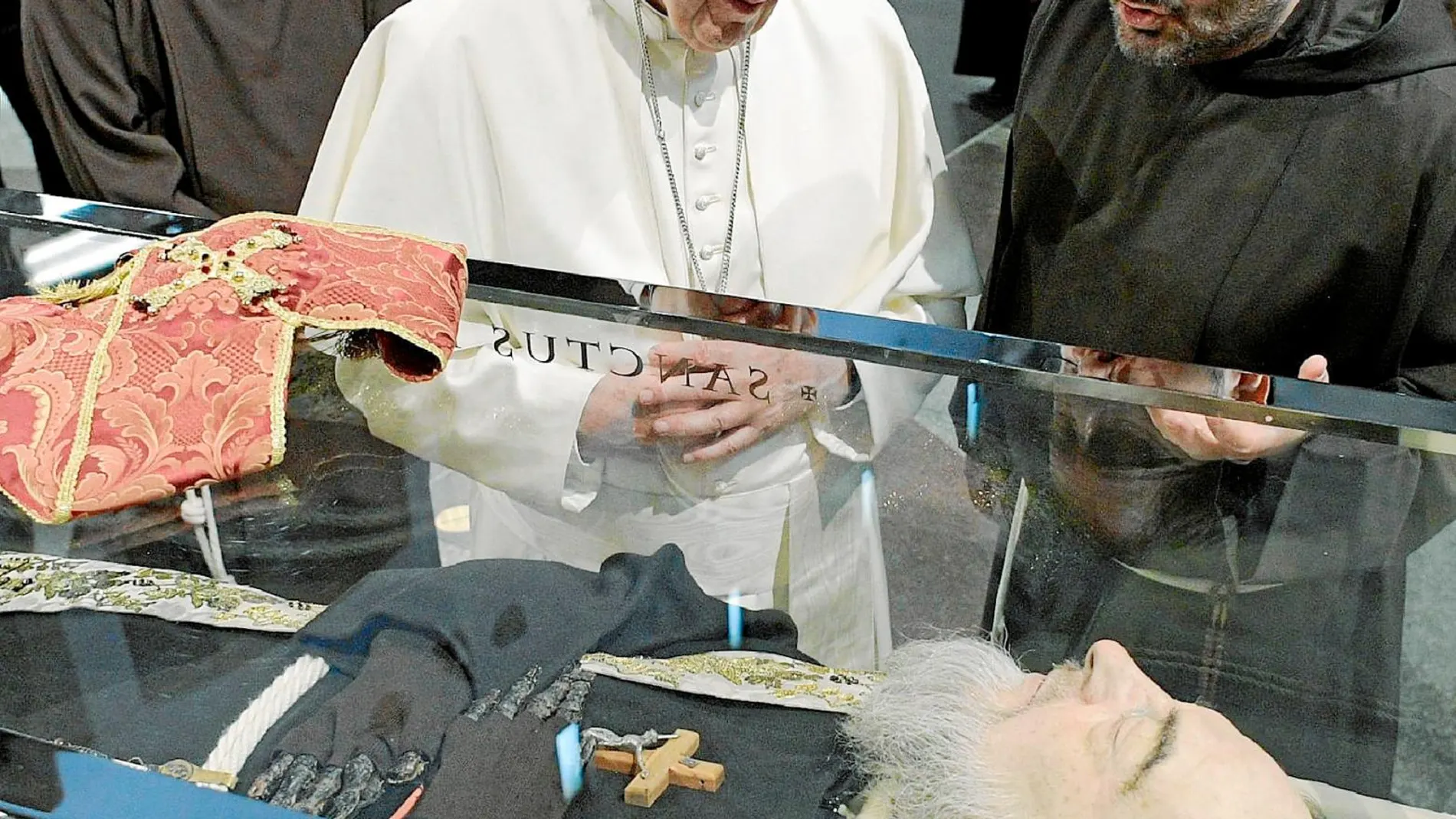 El Papa Francisco visitó el féretro del Padre Pío