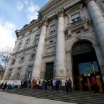 Una fila de personas a las puertas del Banco Central de Argentina/Reuters