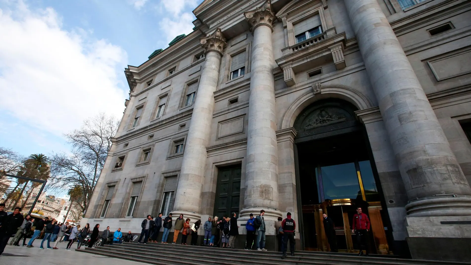Una fila de personas a las puertas del Banco Central de Argentina/Reuters
