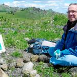 El científico Rick Carlson en una imagen tomada en Mongolia con ejemplos de rocas (eso sí, terrestres)