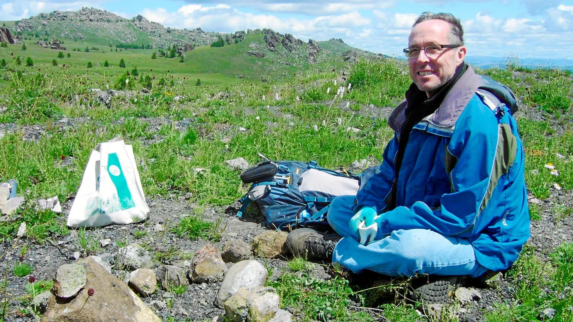 El científico Rick Carlson en una imagen tomada en Mongolia con ejemplos de rocas (eso sí, terrestres)