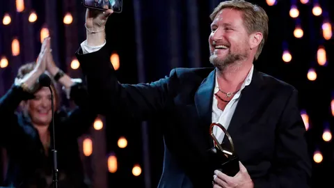El director Paxton Winters tras recibir la Concha de Oro a la mejor película por "Pacificado". Foto: Efe/Juan Herrero