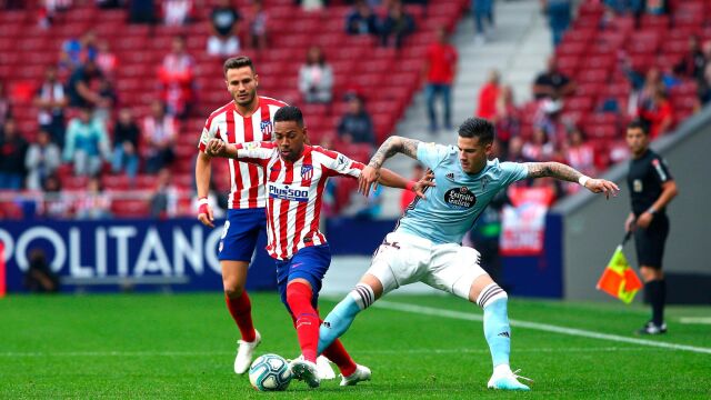 El jugador del Atlético de Madrid, Renan Lodi disputa el balón con el jugador del Celta de Vigo Santiago Mina/Efe