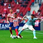El jugador del Atlético de Madrid, Renan Lodi disputa el balón con el jugador del Celta de Vigo Santiago Mina/Efe
