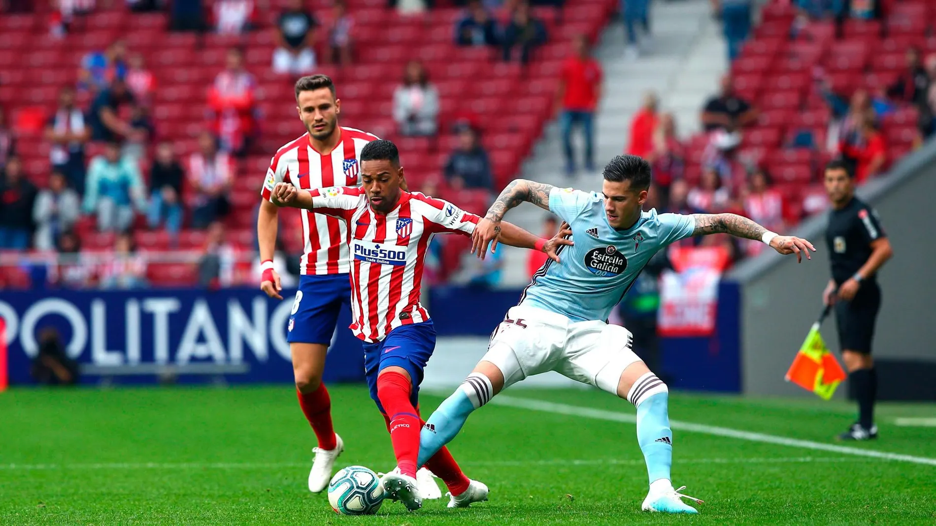 El jugador del Atlético de Madrid, Renan Lodi disputa el balón con el jugador del Celta de Vigo Santiago Mina/Efe