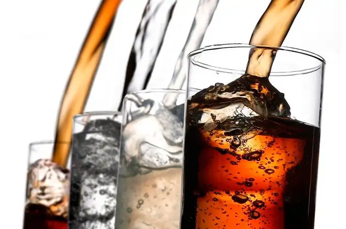Esta popular bebida puede duplicar el riesgo de cáncer de colon, según la ciencia