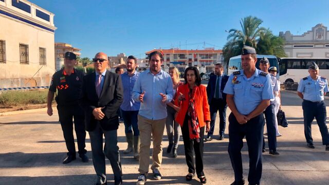El alcalde de Los Alcázares, Mario Cervera, ayer junto a la ministra de Defensa, Margarita Robles