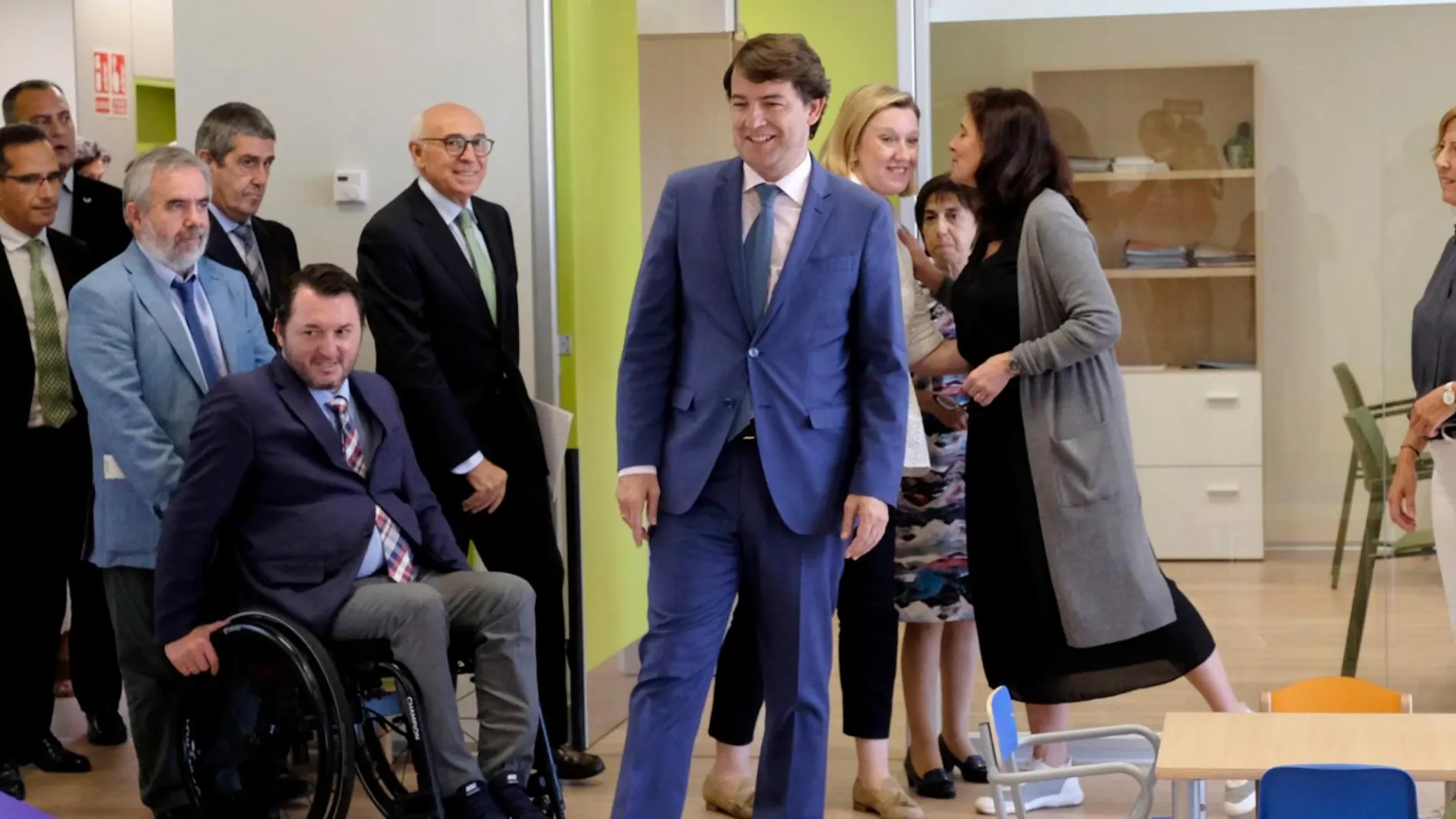 El presidente de la Junta, Alfonso Fernández Mañueco, visita la Unidad de Valoración y Atención a personas con discapacidad junto a Isabel Blanco, Juan Pérez y Francisco Sardón, entre otros