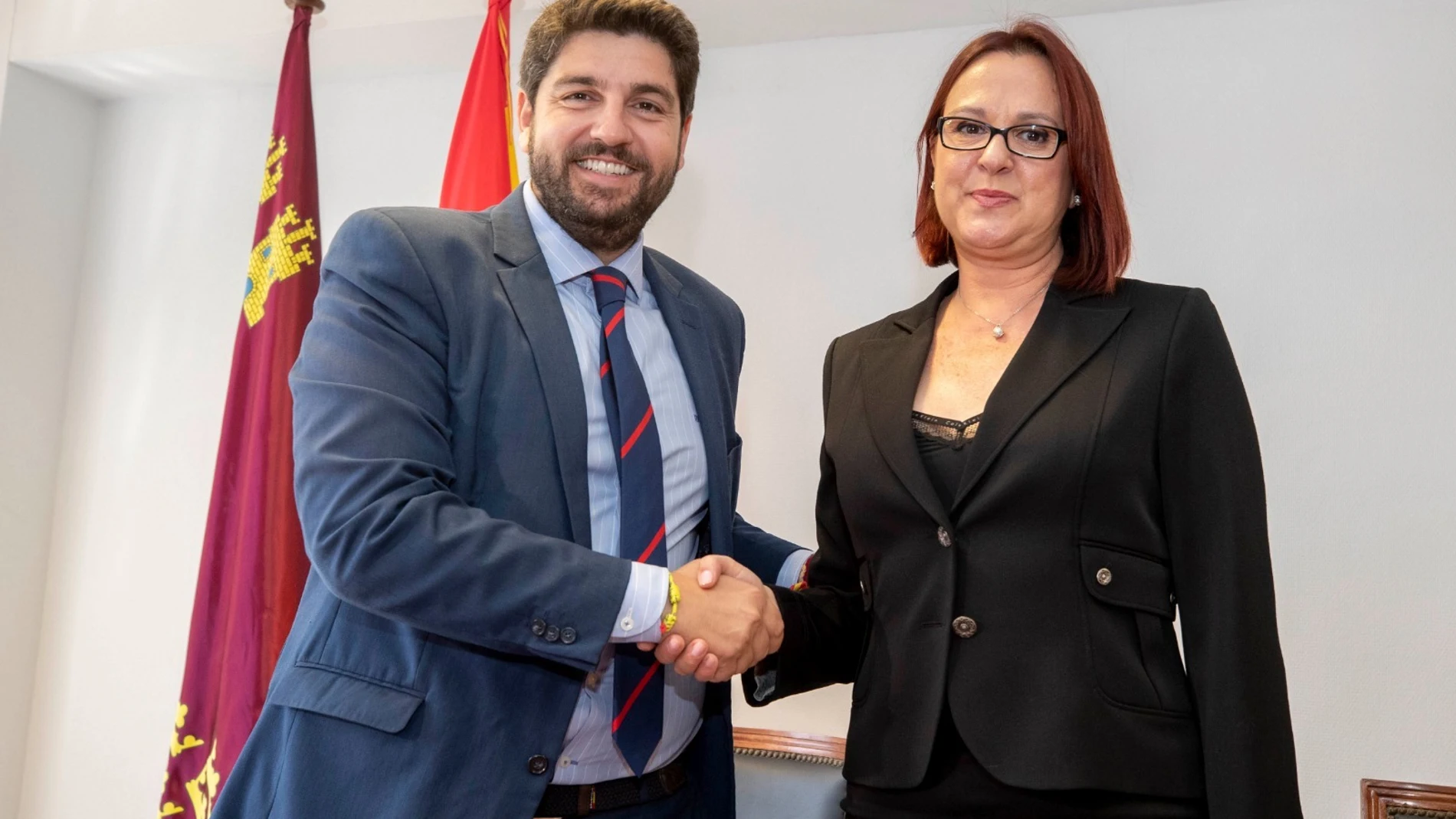 El candidato del PP a presidir la Comunidad, Fernando López Miras junto a Isabel Franco, de Cs, tras la firma del acuerdo para la investidura el pasado lunes. LA RAZÓN