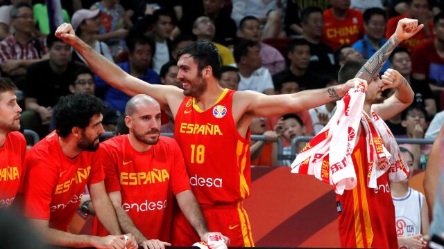 Oriola, que hizo una defensa enorme a Scola, celebra en el banquillo la victoria ante Argentina