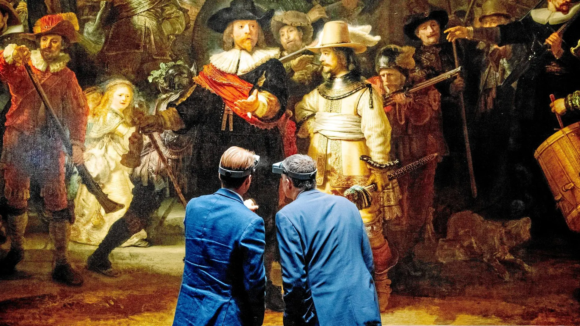 El director del Rijskmuseum, Taco Dibbits (izda.), y el presidente ejecutivo de AkzoNobel, Thierry Vanlancker, observan «La ronda de noche», de Rembrandt