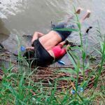 Miembros de Protección Civil y de la Policía de México hallaron los cuerpos del joven salvadoreño de 25 años y su hija tras morir ahogados cuando intentaban cruzar hacia Estados Unidos por el río Bravo/Efe
