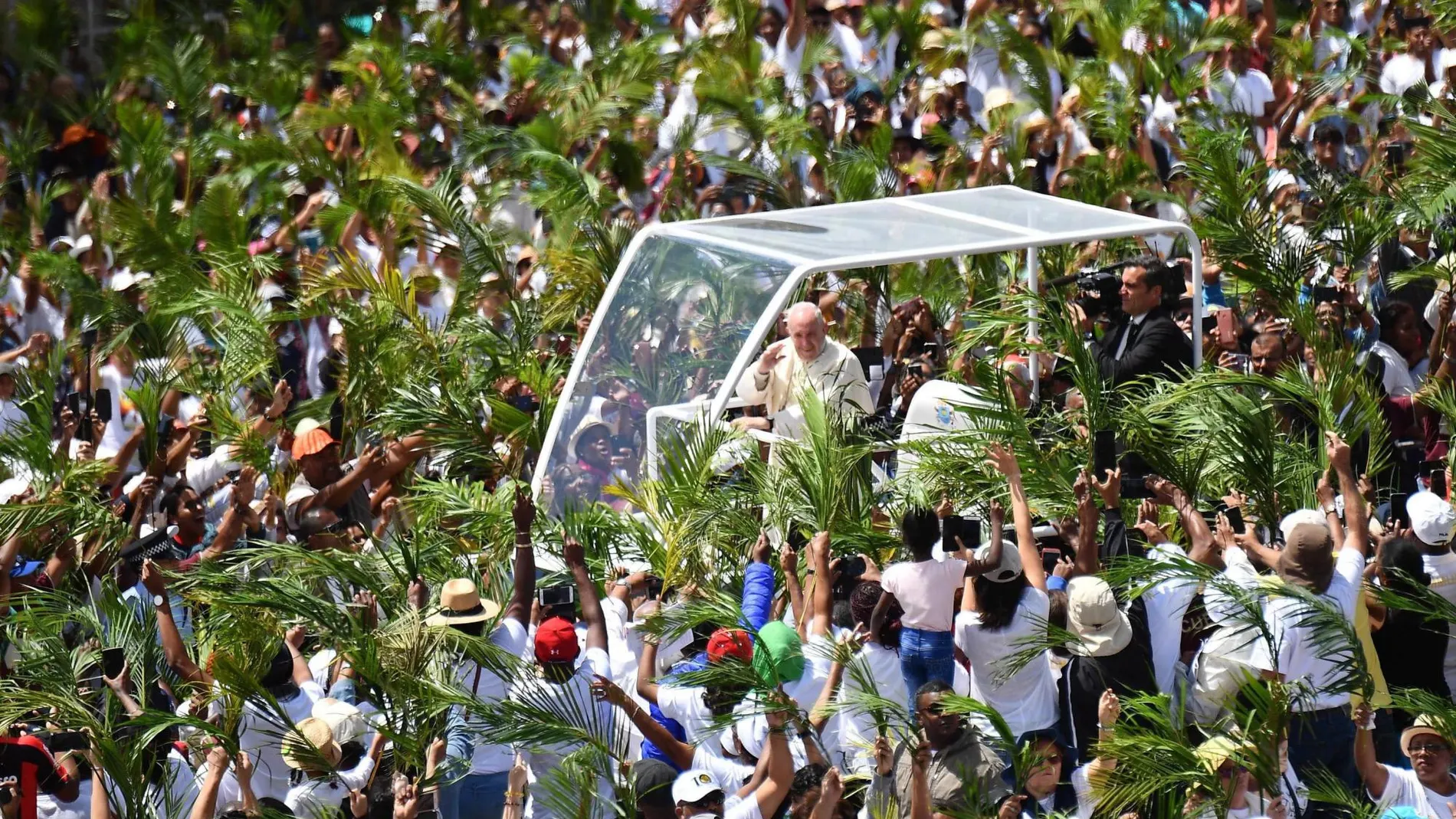 El Papa a su llegada al monumento a María Reina de la Paz en Port Louis
