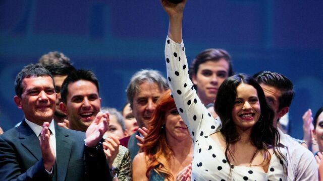 La cantante Rosalía (d) muestra el premio de las Artes Escénicas "Antonio Banderas", en una imagen de archivo / Efe