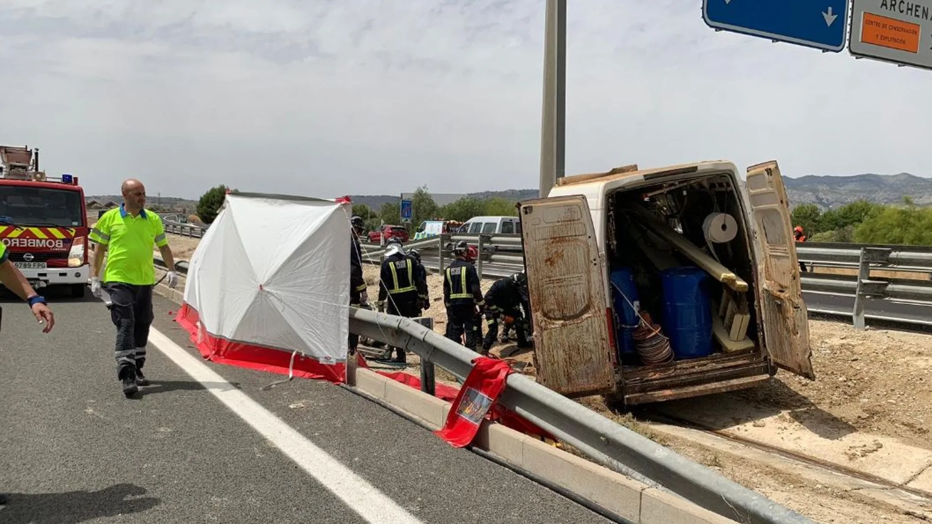 Imagen de la furgoneta tras salirse de la calzada. LA RAZÓN